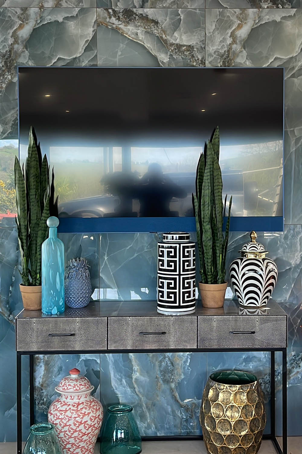Lounge: Television